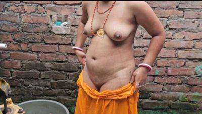 Amateur Indian Housewife Cheating in Morning Shower - Sneaky Bathroom Sex with Real Desi Couple - veryfreeporn.com - India