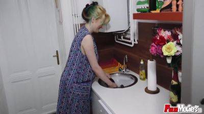 Cougar Fucks A Cake Roll Stand - hotmovs.com