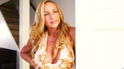 Sexy cougar Kenzi Foxx is back and ready for some hard cock - hotmovs.com - Usa