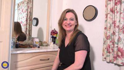 Big Booty Mature Nell Shows Off Her Naughty Side - MatureNl - hotmovs.com - Britain