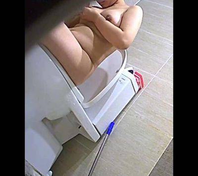 Spycam girl in bathroom - voyeurhit.com