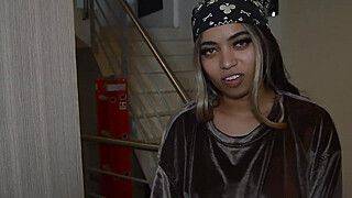 le pido prestado el baño a mi vecino y termino masturbandome con muchas ganas - ah-me.com