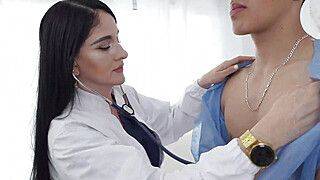La sexy doctora le cura la disfuncion erectil a joven de ENORME verga - Stella Osorio x Tommy Verga - ah-me.com