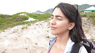 Encuentro a mi amiga en playa nudista y termina desnuda en mi cama - ah-me.com