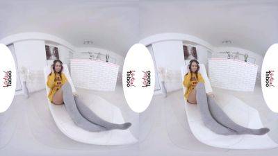 Virtual Reality And Jeanine Hot In Petite Jenny With Young Hot Body - hotmovs.com