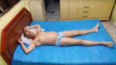 Descansando Gostoso Com o Pau Duro 001 - hclips.com