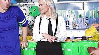 Kinky barmaid wants to get freeused - ah-me.com