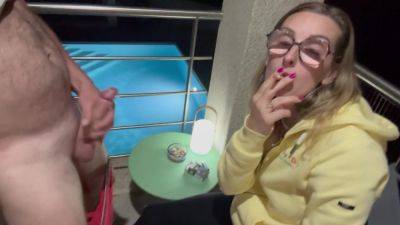 Verified Amateurs - Je Le Suce En Fumant Ma Cigarette Et Il Jouit Sur Mes Lunettes - hclips.com - France