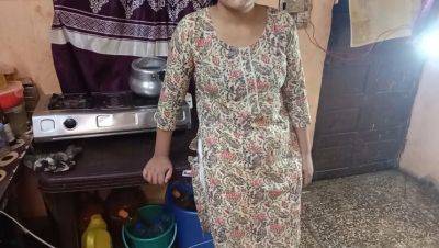 Desi stepmom cooking gets surprise hug from behind - Hindi dirty talk xxx - porntry.com - India