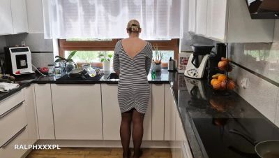 Hot Stepmom Fucked in Kitchen Doggy Style - Homemade Creampie & Squirting - veryfreeporn.com