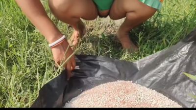 Village Granny Pee In The Field - desi-porntube.com - India