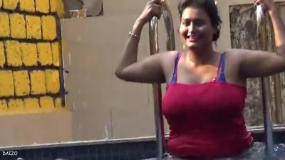 Swimming Pool Me Mooti Gand Ko Chod Diya - desi-porntube.com - India