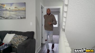 Evie Ling Performs Special Massage - hotmovs.com