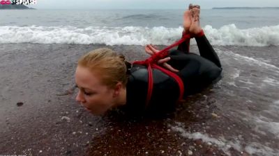 Lucy Lauren In A Wetsuit - Rope Bondage Escape Challenge On The Beach - upornia.com