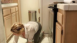 Stepmom is horny and stuck in the oven - ah-me.com