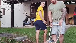 A amiga do meu marido me comeu enquanto ele cortava a grama - XXX! - ah-me.com