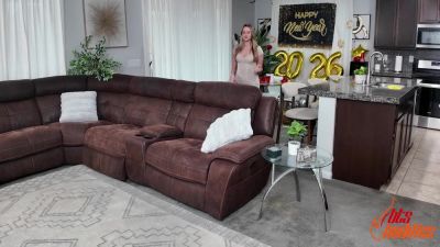 Chloe Rose - Hot Blonde Makes A Holiday Sex Tape Bts - Chloe Rose - hotmovs.com - Usa