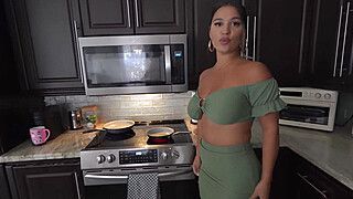 OMGG!! MY BIG BOOTY STEPMOM LET ME GIVE HER A MASSIVE FACIAL - LEXIS STAR - ah-me.com