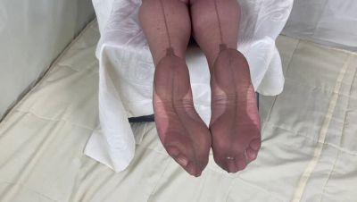 Mature British MILF Teases Pussy in Classic 1960s Stockings - Amateur Foot Fetish Homemade HD - veryfreeporn.com - Britain