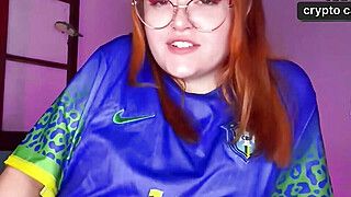 Ruiva de bunda grande brincando com vibrador e fazendo JOI em português. - ah-me.com