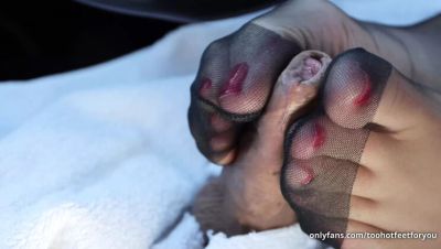 MILF Mistress Gives Slow Nylon Footjob & Cum on Feet - Amateur German HD - veryfreeporn.com - Germany