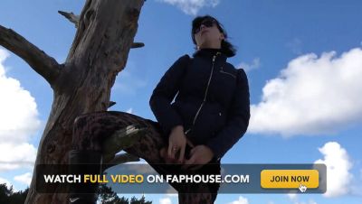 Wanilianna - Amateur MILF Wanilianna Pissing in Stockings Outdoor Fetish Game on Dune - veryfreeporn.com - Britain