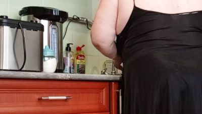 Neighbor MILF Sucks My Cock In Kitchen - Homemade Blowjob & Cumshot - veryfreeporn.com