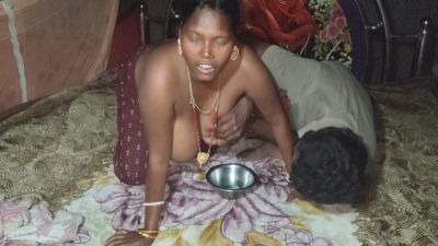 Desi Wife Ki Dudh Nikala Chai Banane Ke Liye - desi-porntube.com - India
