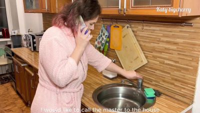 Katybigcherry Gets Her Ass Fucked By The Plumber After Calling Him To Fix The Sink - xxxfiles.com - Russia