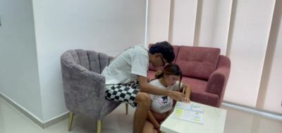 Mientras mi linda hermanastra ejerce sus deberes de la escuela yo me la follo sin parar y me hace ve - inxxx.com