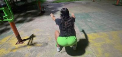 Encuentro a mi hermanastra en el parque y la llevo a casa a darle una rica follada hasta correrme. - inxxx.com