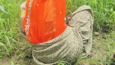 Desi Bhabhi Fingered and Squirting in Jungle Sex with Devar on Farm - porntry.com - India