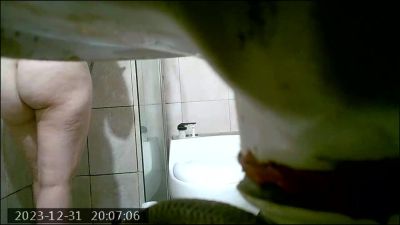 spying big ass shower - voyeurhit.com