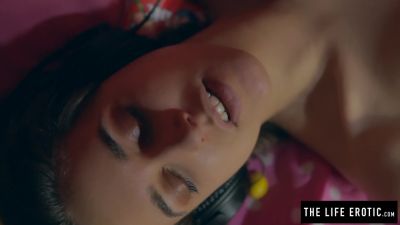 Close Ups Of Puffy Nippled Milf Masturbating Hard On A Balloon - upornia.com
