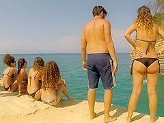 Hermosas Nenas Divirtiendose En La Playa - voyeurhit.com