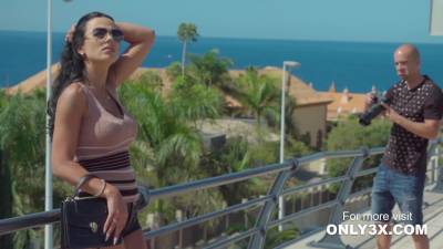 Huge cock for the gold digger Shalina Devine`s juicy snatch - fetishpapa.com