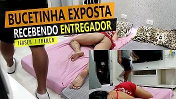 Cristina Almeida com o marido recebendo entregador de uma maneira diferente. - xvideos.com