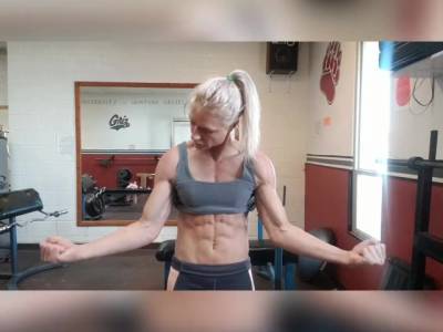 Quick Biceps Flexing! - youporn.com