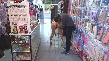 LA PERRA DANNA HOT LLEGA DESNUDA A UNA SEX SHOP Y SE LLEVA PUESTO UN JUGUETE ANAL - xvideos.com