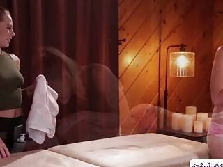First time client gets licked by her Masseuses - tubous.com