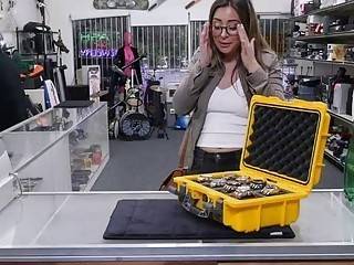 Busty Charlie Harper fucks in the office - tubous.com