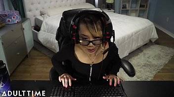 FAIL!! Gamer Chick Accidentally Streams a Fuck and Facial - xvideos.com