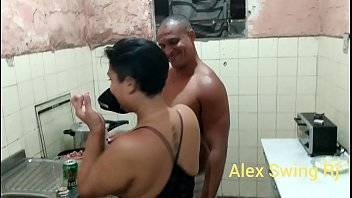 Minha esposa chega em casa e me ataca na cozinha *Doce Lola* - xvideos.com