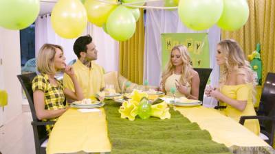 Emma Hix - Kenzie Taylor - Briana Banks - Party girls are now ready for desert - hellporno.com