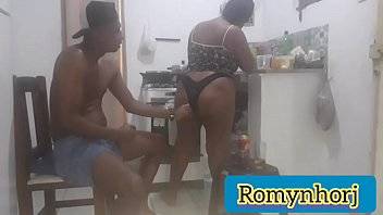 NA CASA DA MINHA PRIMA ELA FAZENDO O JANTAR EU QUERENDO COMER A SOBREMESA PRIMEIRO, FUI PARAR NA CAMA DELA EM SEGUIDA /VIDEO COMPLETO NO RED/ BASTIDORES DO ROMYNHORJ - xvideos.com