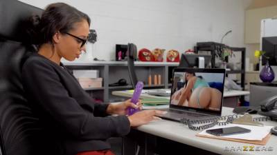 Alexis Tae - Steve Holmes - Slim secretary goes intimate with one of the colleagues - hellporno.com