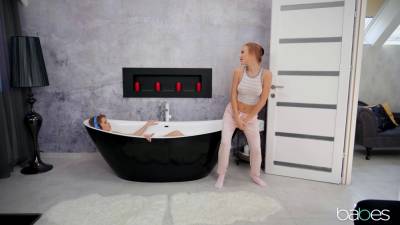 After bathing together hot girls Aislin and Casey hook up - hellporno.com