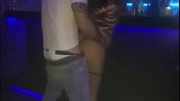 Esposa putinha na BALADA LIBERAL, transando no camarote com novinho. Depois foi pegar uma bebida no bar outro amigo pegou ela apoiada no balcão do bar. Cornodapimenta filmando tudo. - xvideos.com