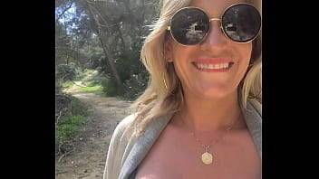 Outdoor pissing - xvideos.com