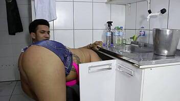 O encanador caralhudo enfiou o cano no cuzinho da safada do rabetão. Victoria Dias e Mr Rola - xvideos.com